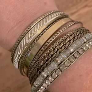 Lot of 9 gold-tone bangles 💃